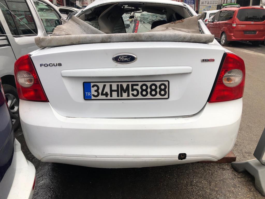 Ford focus 2,5 çıkma beyaz bagaj kapağı Ford focus 2,5 çıkma beyaz bagaj kapağı